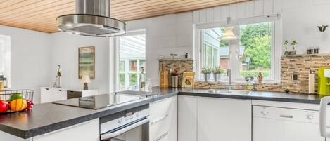 ثلاجة، ميكروويف، فرن، غسالة أطباق