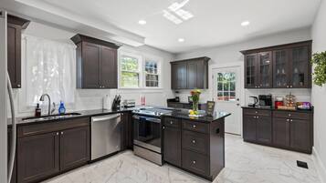 Kjøleskap, mikrobølgeovn, ovn og kokeplater