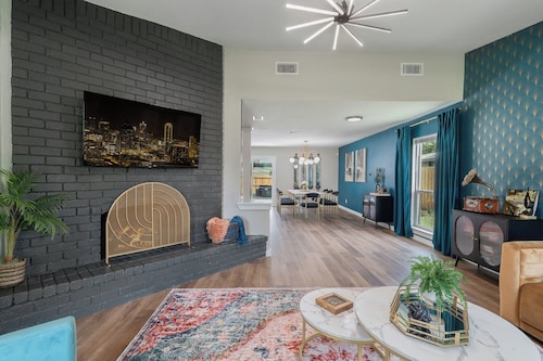 fifa-15 mins to stadium -Speakeasy-game room-Gatsby-themed-heated  pool