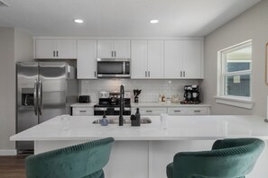 Geladeira, micro-ondas, fogão, cooktop