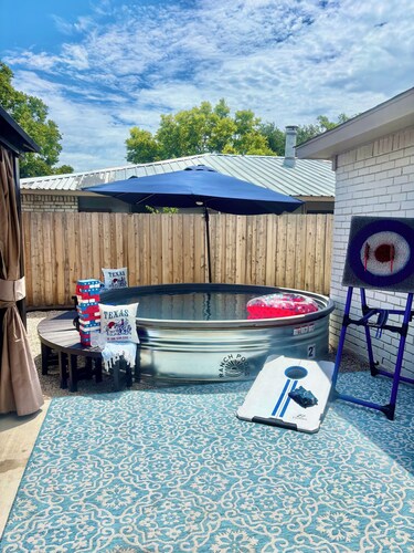 fifa-15 mins to stadium -Speakeasy-game room-Gatsby-themed-heated  pool