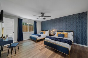 4 sovrum, skrivbord, strykjärn/strykbräda och resesäng