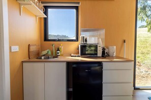 Jääkaappi, mikroaaltouuni, liesi, kahvin-/teenkeitin