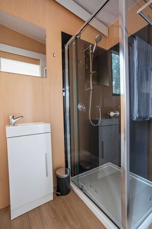 Douche, sèche-cheveux, serviettes fournies