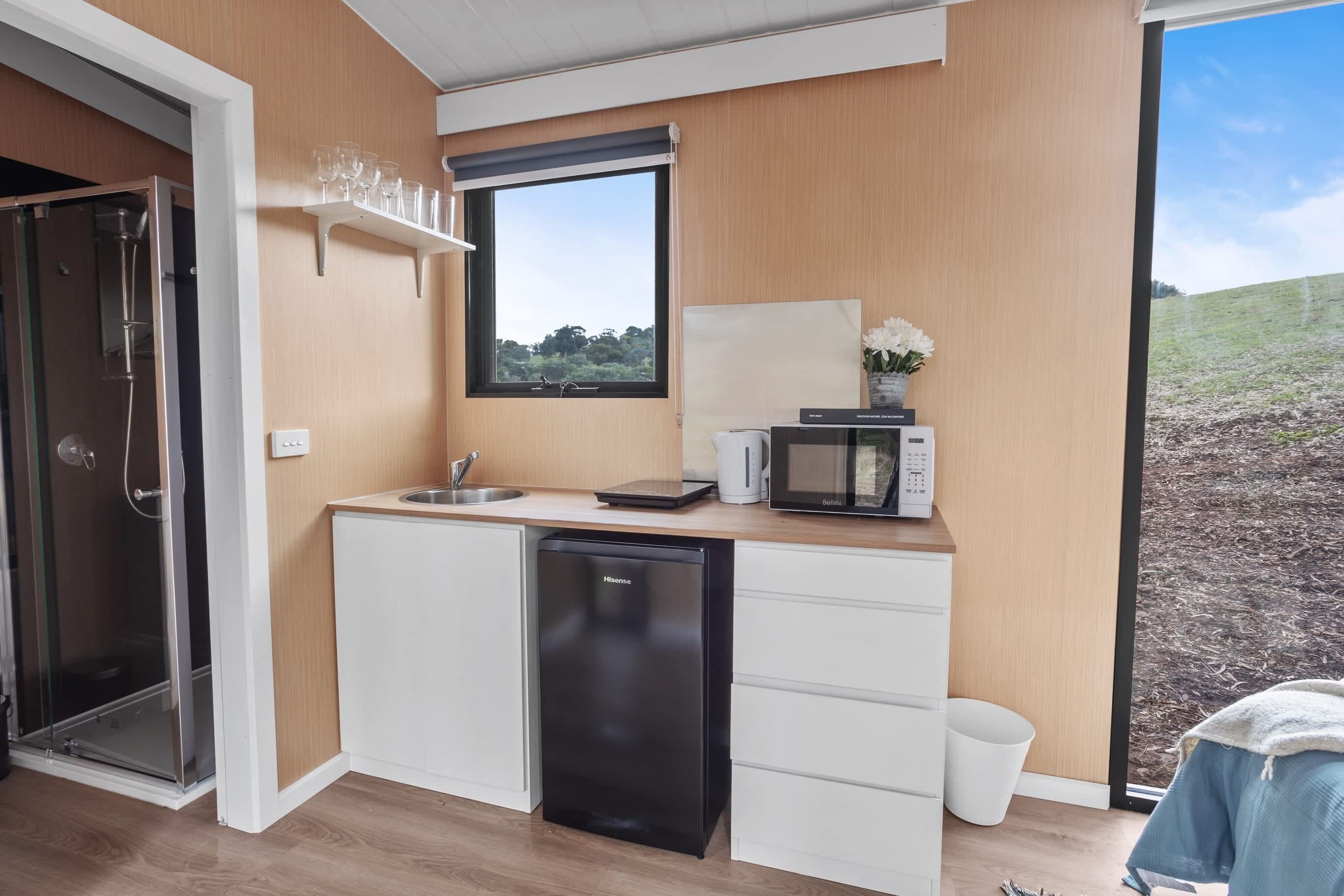 冷蔵庫、電子レンジ、コンロ、コーヒー / ティーメーカー