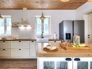 Kylskåp, mikrovågsugn, ugn och diskmaskin