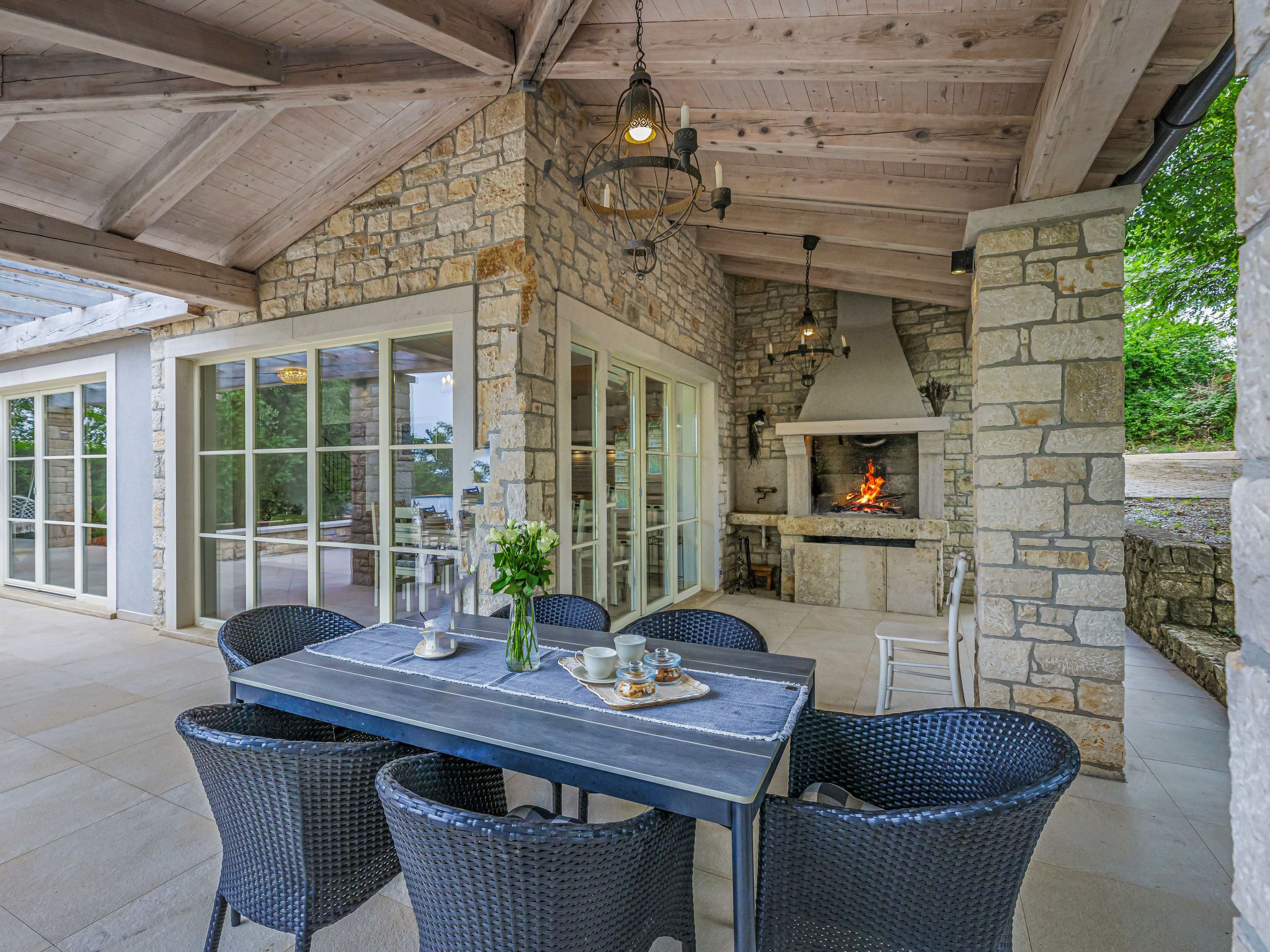 屋外ダイニングエリア