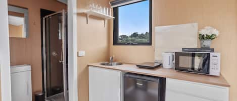 Kjøleskap, mikrobølgeovn, kokeplater og kaffetrakter/tekoker