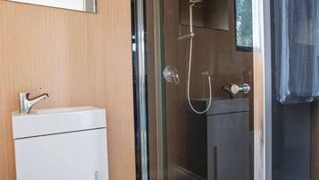 Chuveiro, toalhas de banho