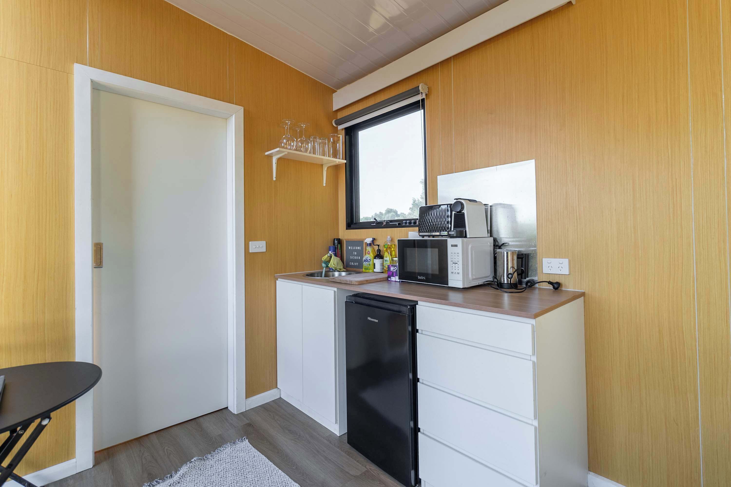 Réfrigérateur, micro-ondes, plaque de cuisson, cafetière/bouilloire
