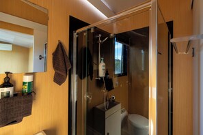 Een douche, handdoeken