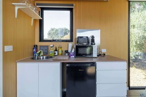 Réfrigérateur, micro-ondes, plaque de cuisson, cafetiÚre/bouilloire