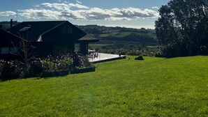 A house with a patio and a view of rolling hills. - Tranquil retreat in close proximity to Auckland (Ararimu)
