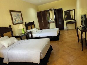 Superior Δωμάτιο, Θέα στην Πισίνα | Μοναδική διακόσμηση, μοναδική επίπλωση, γραφείο 