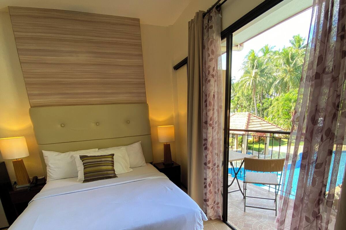 Superior Room, Pool View | Room amenity