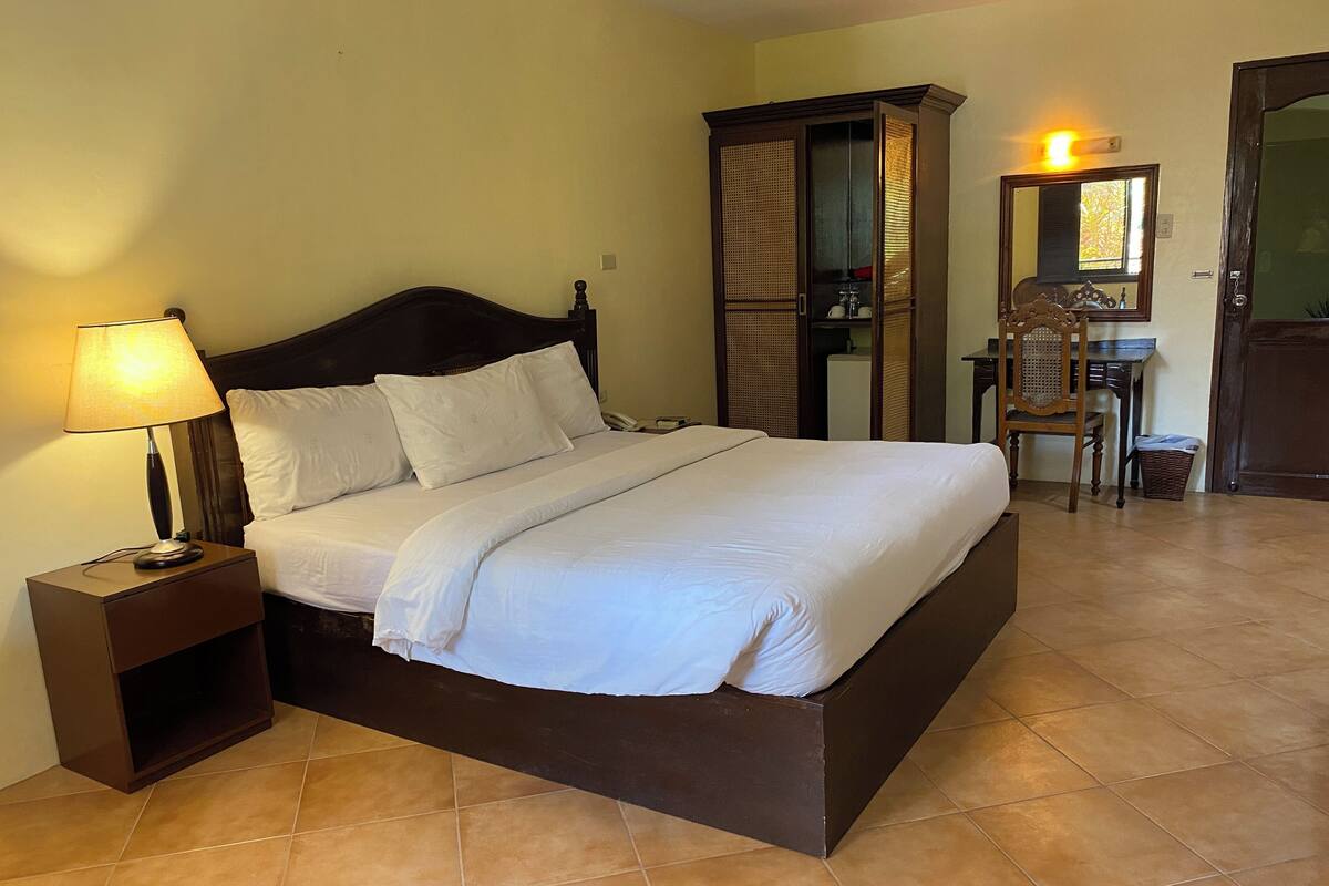 Superior Room, Pool View | Room amenity