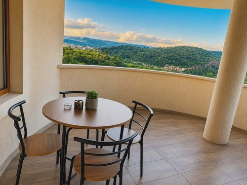 Beautiful apartment with a big balcony and a great mountain view. 