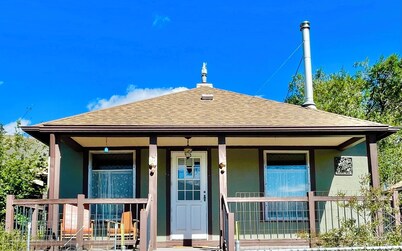 Yellowstone is open! Stay with park views: 2-bedroom house, WiFi, Gardiner, MT