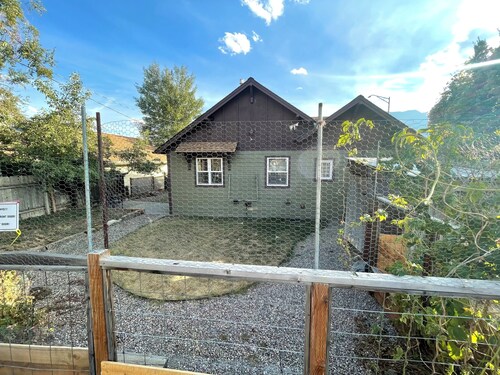 Yellowstone is open! Stay with park views: 2-bedroom house, WiFi, Gardiner, MT
