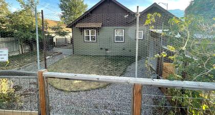 Yellowstone is open! Stay with park views: 2-bedroom house, WiFi, Gardiner, MT