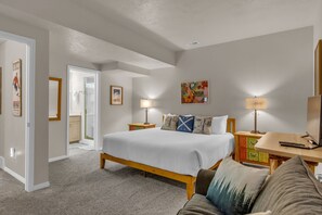 3 habitaciones, escritorio, tabla de planchar con plancha y wifi