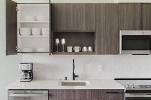 Réfrigérateur, micro-ondes, four, lave-vaisselle