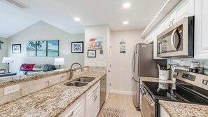 Refrigerador, microondas, horno y parrilla de estufa 