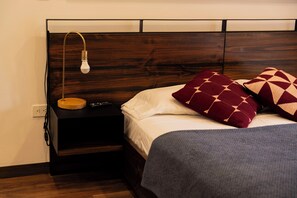 2 bedrooms, WiFi, bed sheets - Provenza 2-Bedroom apt. with AC and WiFi half a block from Parque Lleras (Medellín)