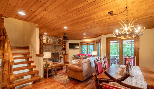 Mountain Retreat - walk to Main Street