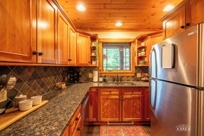 Fridge, microwave, oven, stovetop - Mountain Retreat - walk to Main Street (Lake Placid)