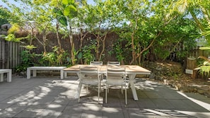 Outdoor dining - Shivas Byron - 2 - 3 Somerset Street (Byron Shire)