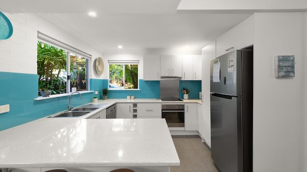 Fridge, microwave, oven, stovetop - Shivas Byron - 2 - 3 Somerset Street (Byron Shire)