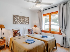 4 Schlafzimmer, Schreibtisch, Internetzugang