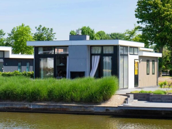 Chalet | Exterior - Chalet on the Water at the Beautiful Veluwemeer (Nunspeet)