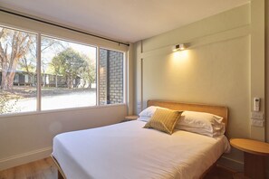 Habitación Premium doble, vistas a la piscina | Cortinas opacas y sistema de insonorización