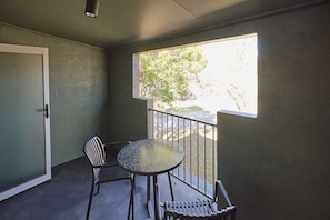 Deluxe-Doppel- oder -Zweibettzimmer, Seeblick | Terrasse/Patio