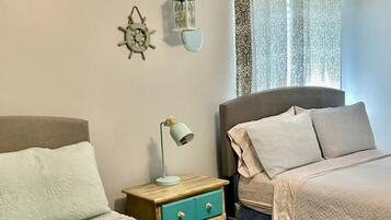 1 habitación, tabla de planchar con plancha, wifi gratis y ropa de cama