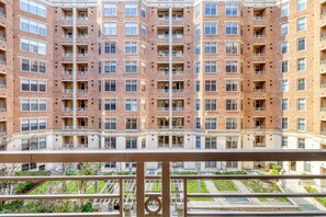 Property grounds - Divine Foggy Bottom 1BR w/ Roof Pool, near University, by Blueground (Washington, D.C.)