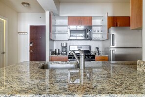 Fridge, microwave, oven, stovetop - Divine Foggy Bottom 1BR w/ Roof Pool, near University, by Blueground (Washington, D.C.)