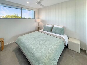 3 bedrooms, iron/ironing board, bed sheets