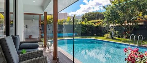 สระว่ายน้ำกลางแจ้ง