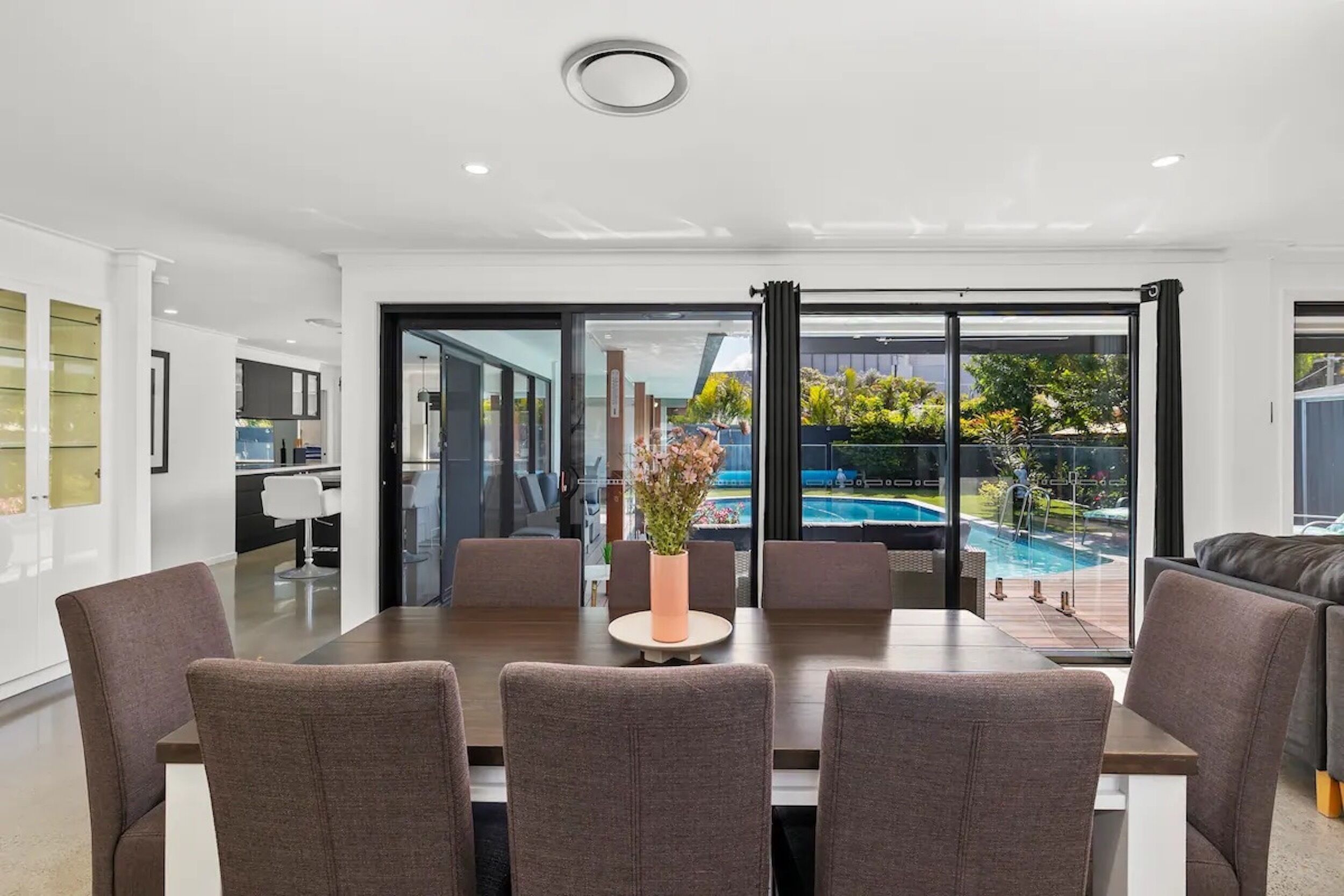 Deluxe House, 4 Bedrooms | Makan dalam bilik