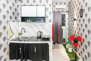 Deluxe Double Room | Private kitchen - Hotel O Mp Room (Depok)