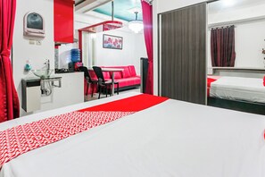 Deluxe Double Room | Free WiFi, bed sheets - Hotel O Mp Room (Depok)