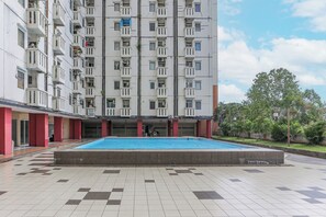 Outdoor pool - Hotel O Mp Room (Depok)