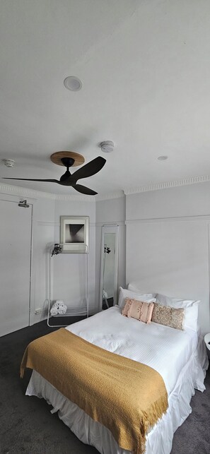 1 bedroom, bed sheets - Comfortable and Modest Studio in art deco building (Potts Point)