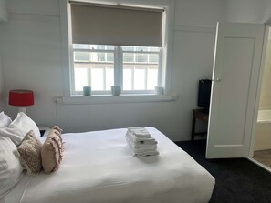 Iron/ironing board, bed sheets - Our Modest Studio in Potts Point (Potts Point)