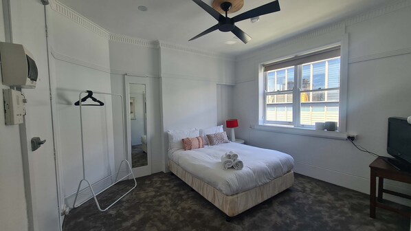 Fer et planche à repasser, literie fournie