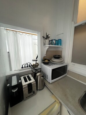 Private kitchen - Comfortable and Modest Studio in art deco building (Potts Point)