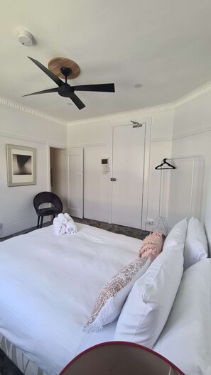 Fer et planche à repasser, literie fournie